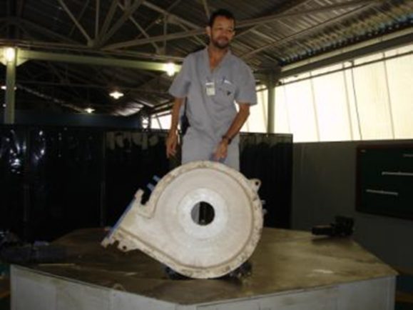 Fábrica da CETARCH em Criciúma — bomba de grande porte revestida em cerâmica